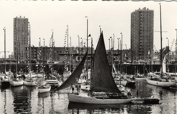 Le port de plaisance dans l'avant port, à la fin des années 1960. Les tours dites "Casino" s'élèvent à l'emplacement de l'ancien Casino de Cherbourg, détruit pendant la Seconde Guerre mondiale.